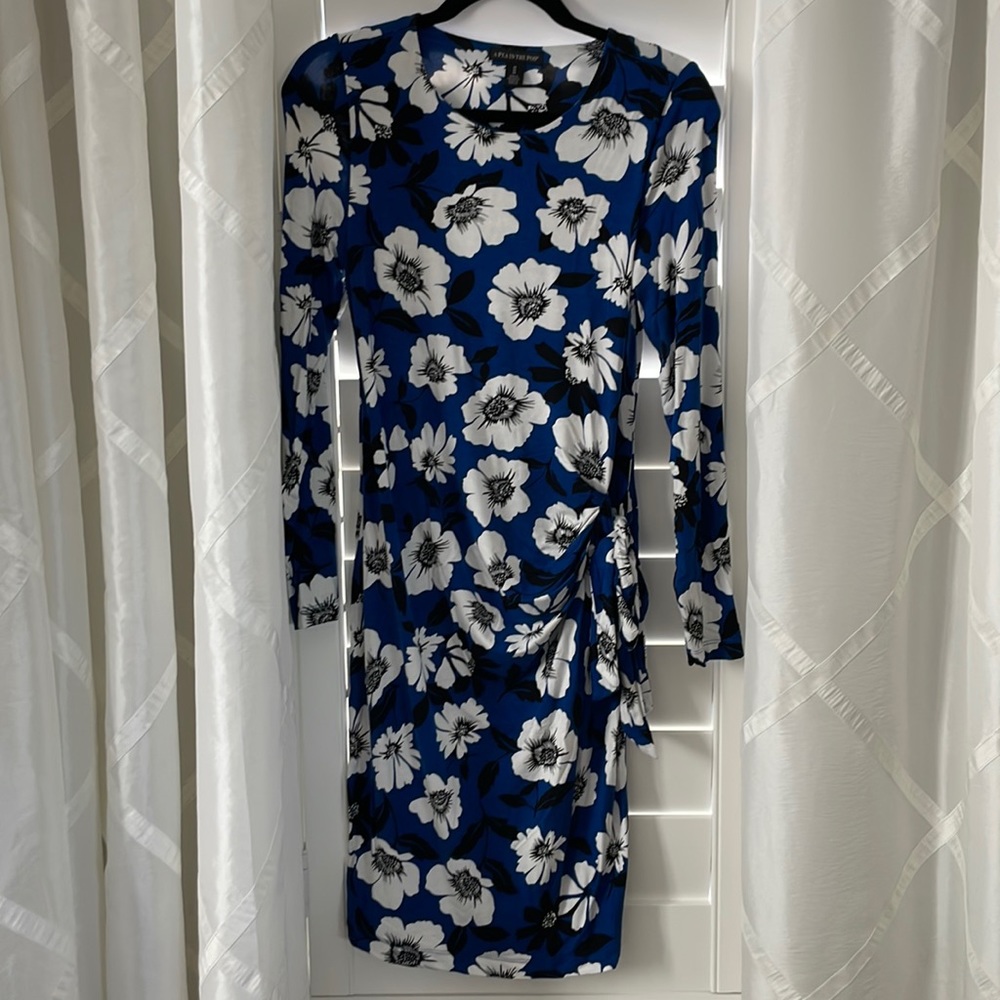 A Pea in the Pod blue floral dress size medium.